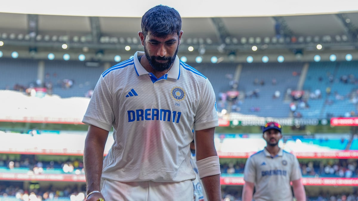 AP Photo/Asanka Brendon Ratnayake : India's Jasprit Bumrah walk off the field at the end of day four of the fourth cricket test between Australia and India at the Melbourne Cricket Ground, Melbourne.