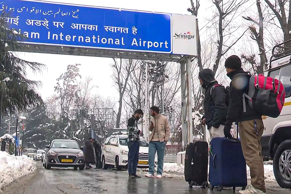 Weather: Tourists stranded at Srinagar Airport due flights cancellation Snowfall in Himalayan region