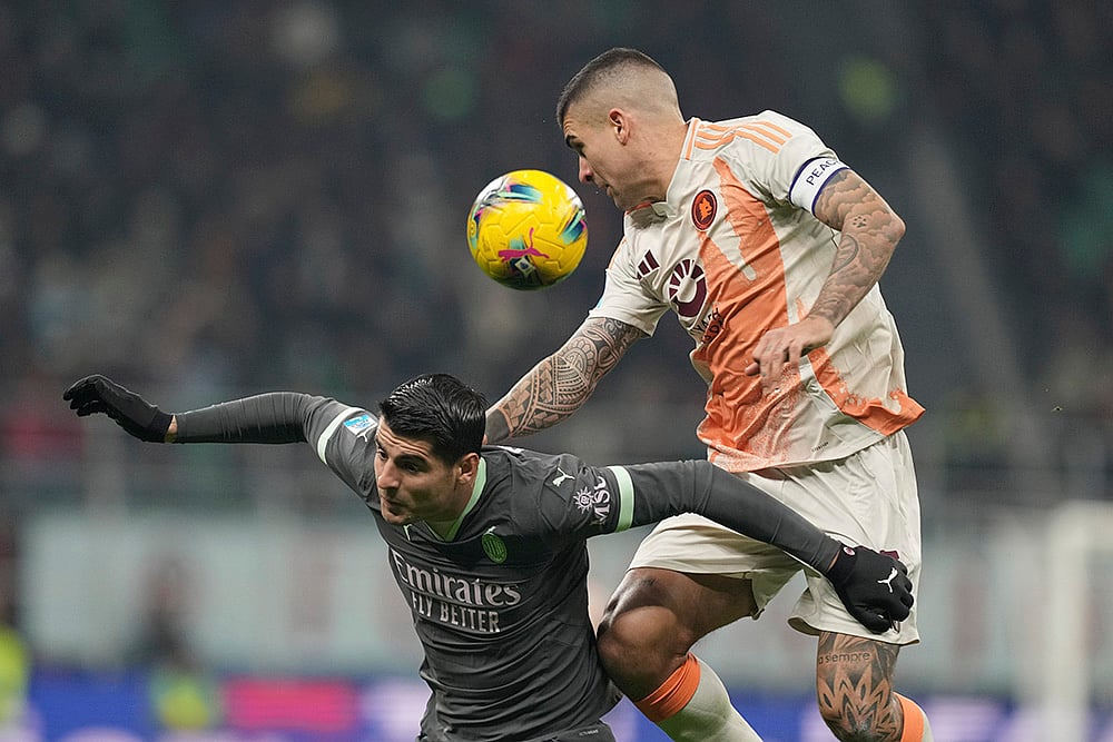 | Photo: AP/Antonio Calanni : Serie A 2024-25: AC Milan's Alvaro Morata jumps for the ball with Roma's Gianluca Mancini