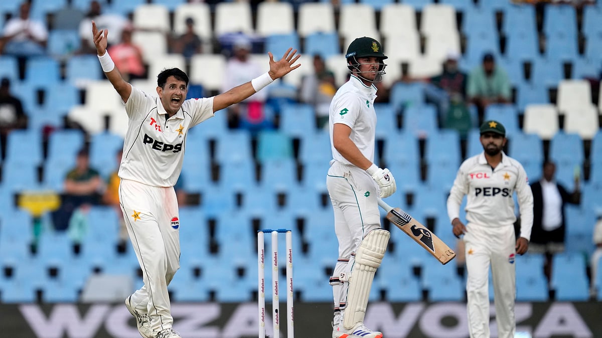 AP Photo/Themba Hadebe : Pakistan's Mohammad Abbas, left, successfully appeals for LBW against South Africa's Tristan Stubbs during day three of the Test cricket match between South Africa and Pakistan, at the Centurion Park in Centurion.