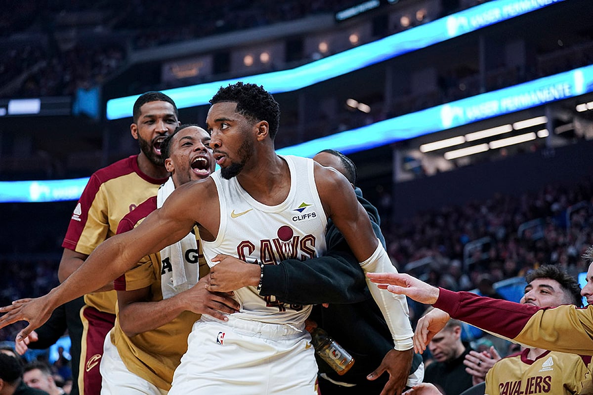 NBA Basketball game Cleveland Cavaliers vs Golden State Warriors match pics: Donovan Mitchell