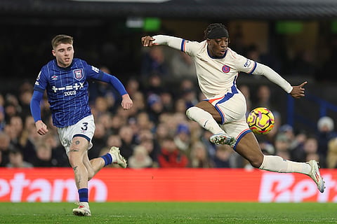EPL 2024-25: Chelsea's Noni Madueke, right, controls the ball