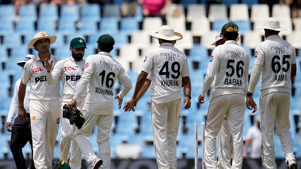 Pakistans Babar Azam, second from left, shakes hand. AP Photo