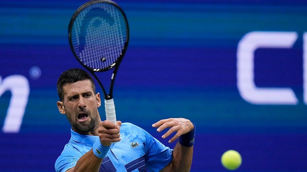 | Photo: AP/Frank Franklin II : US Open 2024: Novak Djokovic, of Serbia, returns a shot to Laslo Djere, of Serbia