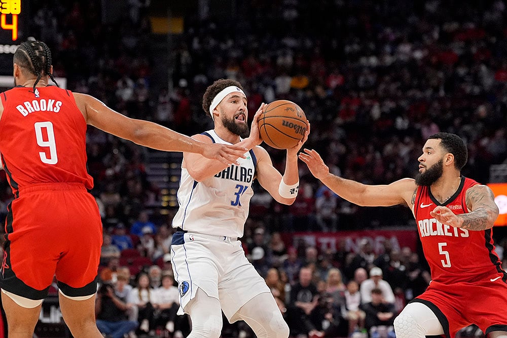 NBA basketball game Houston Rockets vs Dallas Mavericks match photos: Klay Thompson