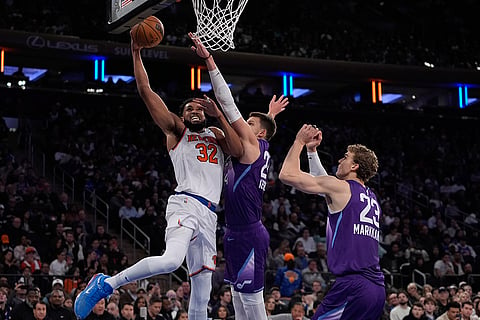 NBA 2024-25: Knicks' Karl-Anthony Towns (32) shoots over Jazz's Walker Kessler (24) and Lauri Markkanen