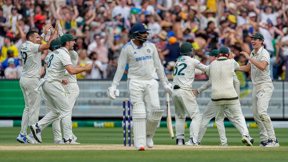 AP Photo/Asanka Brendon Ratnayake : Australian players celebrates the wicket of India's Jasprit Bumrah during play on the last day of the fourth cricket test between Australia and India at the Melbourne Cricket Ground, Melbourne.