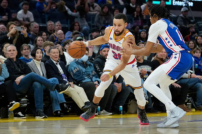 NBA basketball game Philadelphia 76ers vs Golden State Warriors match pics: Stephen Curry