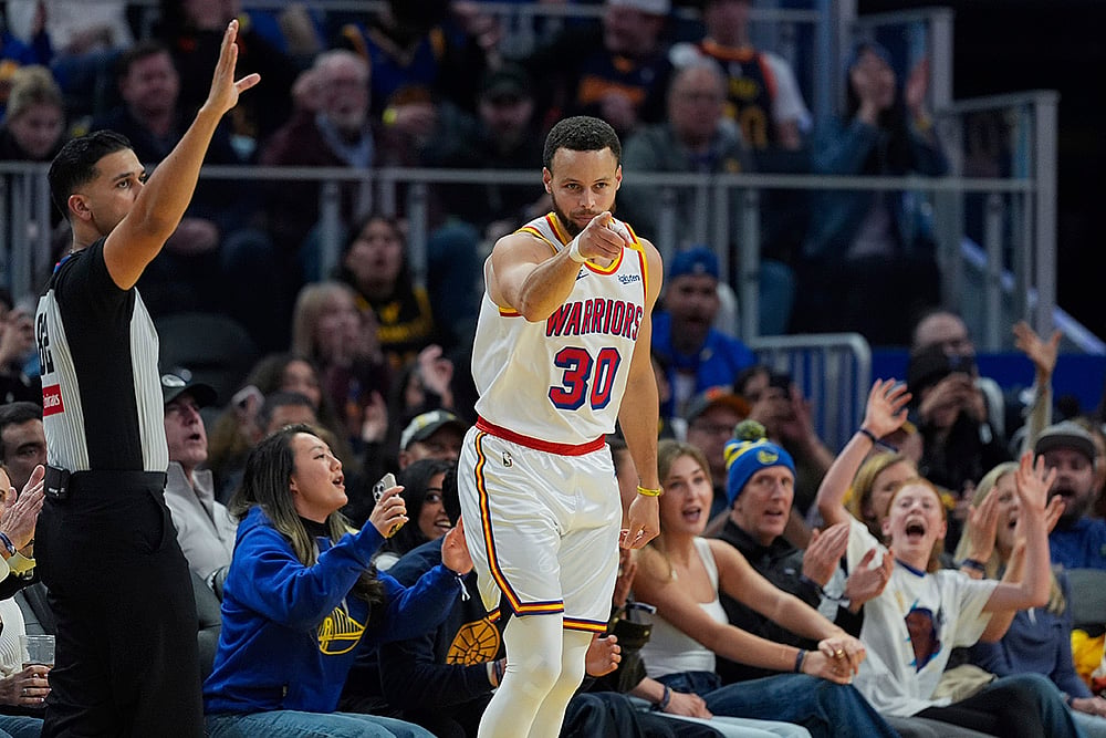 NBA basketball game Philadelphia 76ers vs Golden State Warriors match pics: Stephen Curry