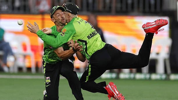 X/mogodonman : Cameron Bancroft and Daniel Sams during their collision at the BBL game. 
