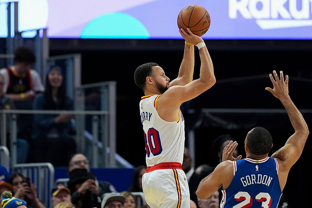 NBA basketball game Philadelphia 76ers vs Golden State Warriors match pics: Stephen Curry