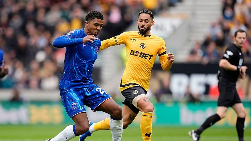 | Photo: Joe Giddens/PA via AP : Premier League 2024-25: Chelsea's Wesley Fofana, left, and Wolverhampton Wanderers' Matheus Cunha battle for the ball