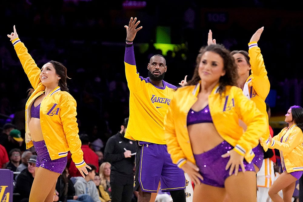 | Photo: AP/Mark J. Terrill : NBA 2024-25: Los Angeles Lakers forward LeBron James argues with a referee 