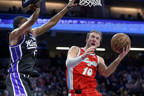 NBA 2024-25: Grizzlies guard Luke Kennard (10) shoots over Kings guard De'Aaron Fox 