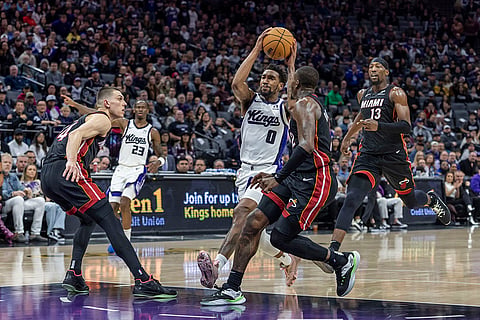 NBA 2024-25: Kings guard Malik Monk (0) drives to the basket 