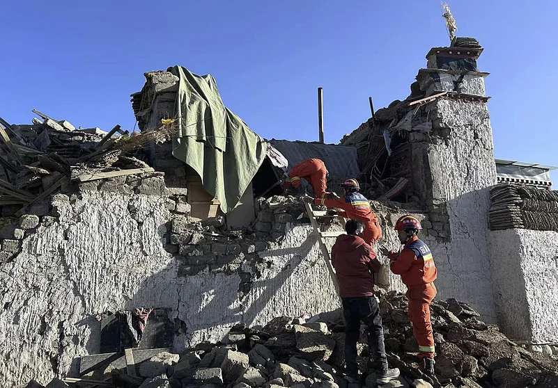 7.1 magnitude earthquake jolts Tibet, Nepal