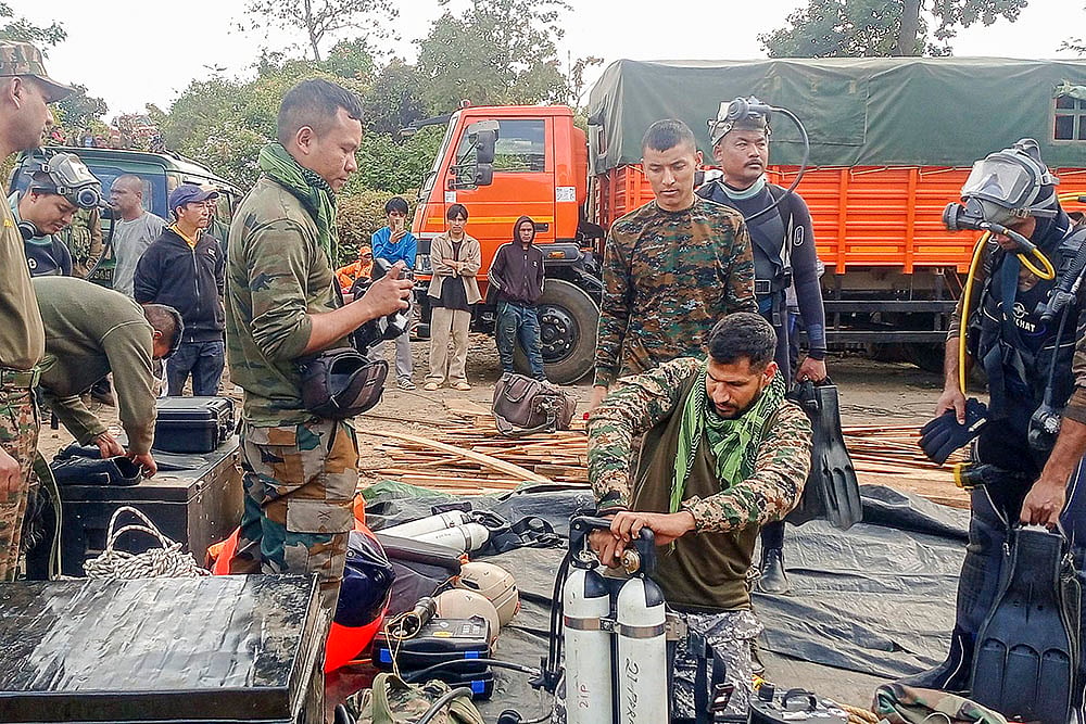 Deep divers from the Army are at the site and have entered the mine as part of their rescue mission. - Photo: PTI