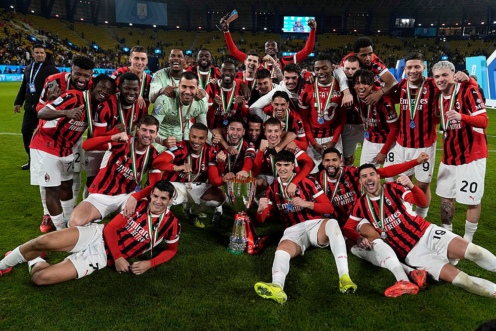 | Photo: AP/Altaf Qadri : Italian Super Cup Final: AC Milan's team celebrates after winning the match