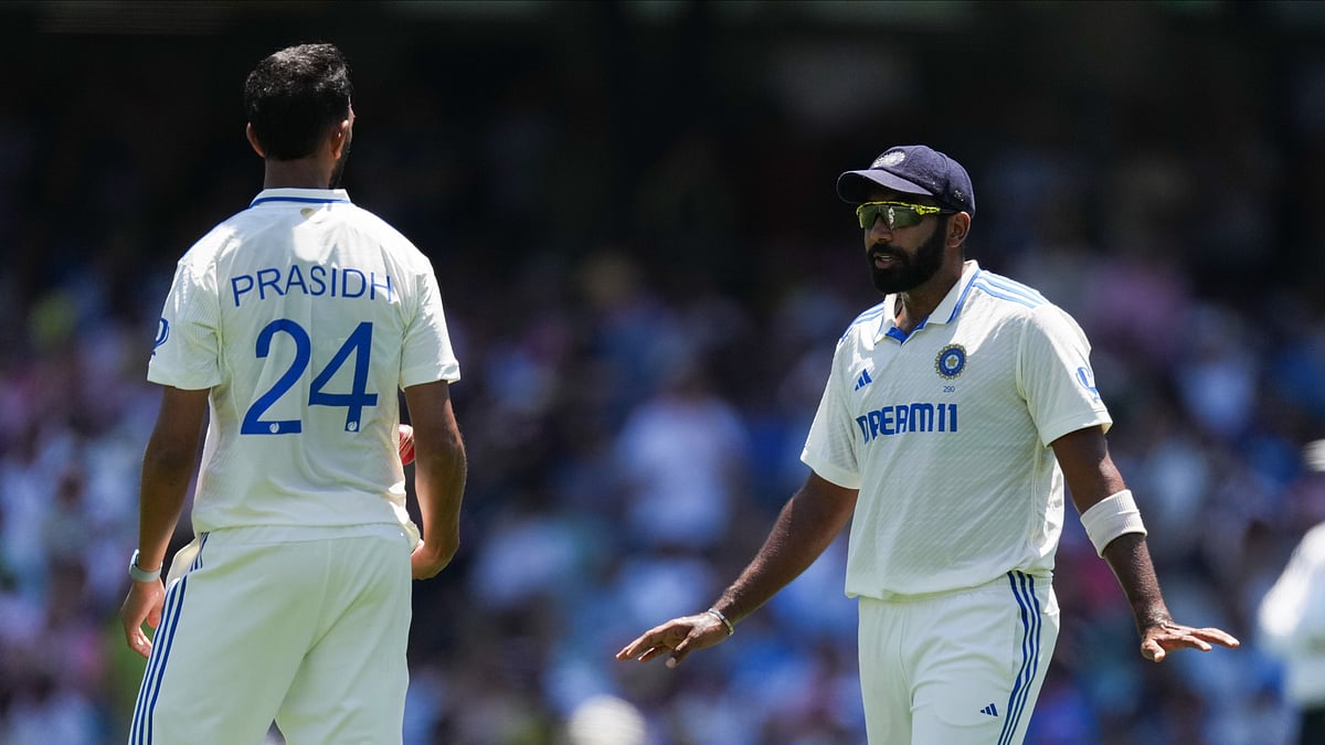 AP Photo/Mark Baker : India's Jasprit Bumrah, right, talks with teammate Prasidh Krishna during play on the second day of the fifth cricket test between India and Australia at the Sydney Cricket Ground, in Sydney.