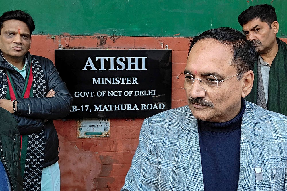 Virendra Sachdeva at Delhi CMs residence over Sheesh Mahal row