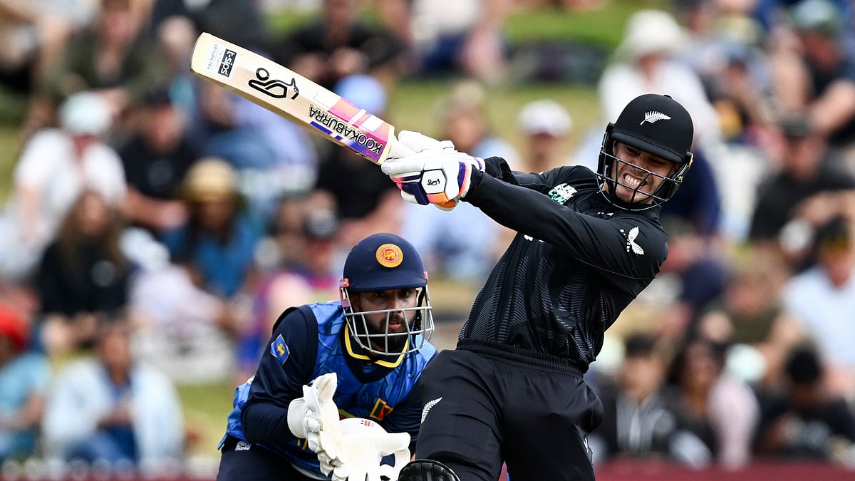 Andrew Cornaga/AP              : New Zealand's Mark Chapman, right, bats in front of Sri Lanka's Kusal Mendis during their one day international cricket match in Hamilton, New Zealand