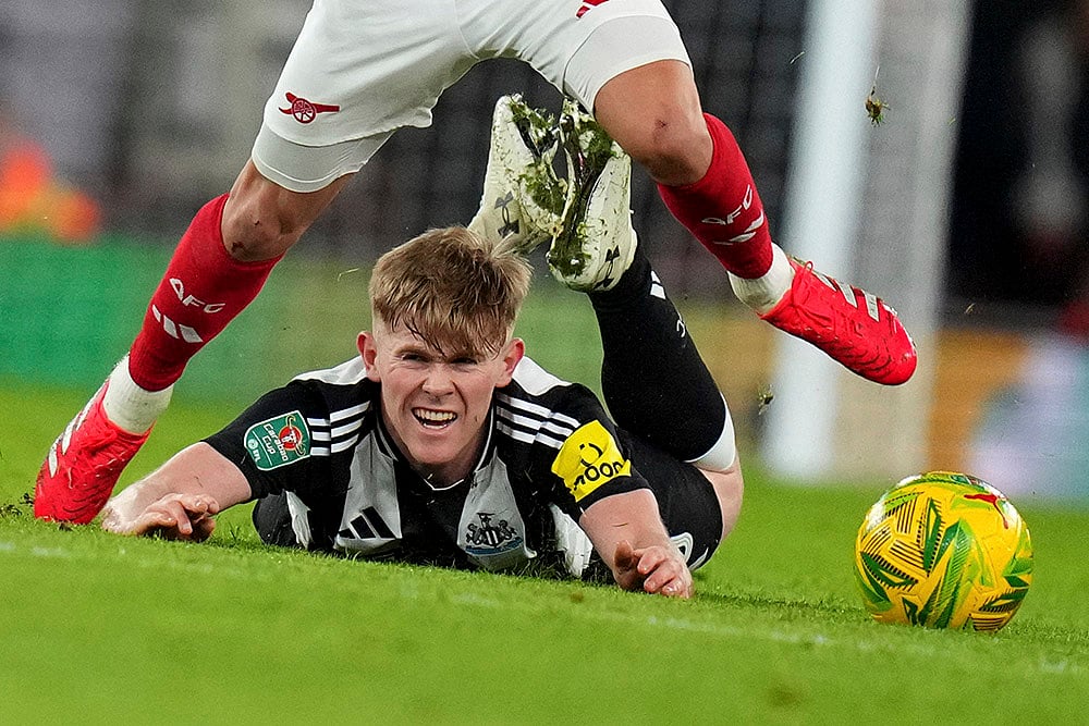 EFL Cup Semi final first-leg Arsenal Vs Newcastle United soccer match photos: Lewis Hall