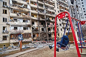 Photo: Getty Images : Civilian Targets: A child outside a residential building damaged by a missile strike in Kyiv, Ukraine
