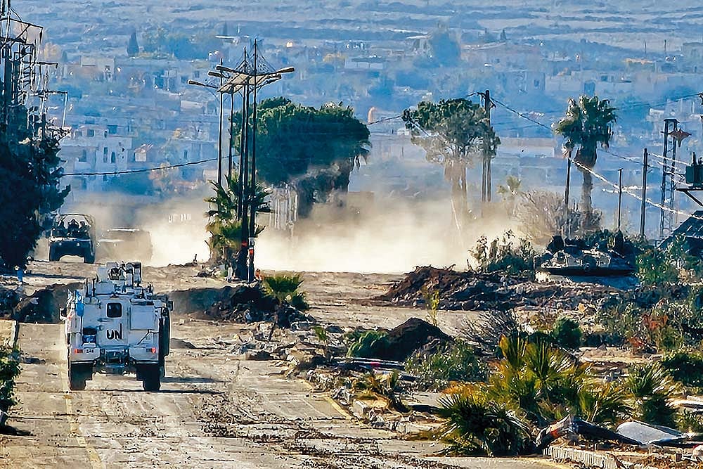 Struggling to Provide Relief: UN personnel and military vehicles in a Syrian village occupied by Israel - | Photo: Getty Images