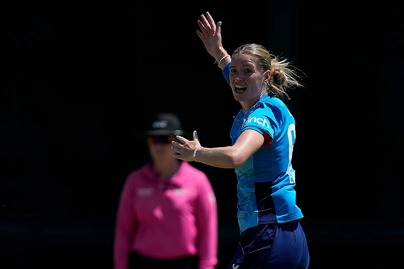 Womens Ashes 2025 AUS-W Vs ENG-W 1st ODI Cricket photo: Lauren Bell