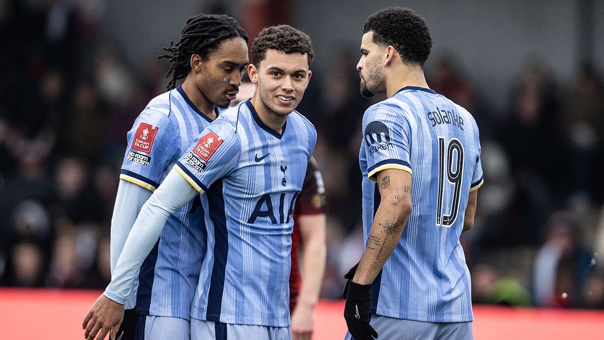 Tottenham celebrate Johnson's goal