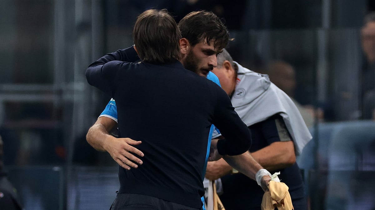 Khvicha Kvaratskhelia embraces Antonio Conte