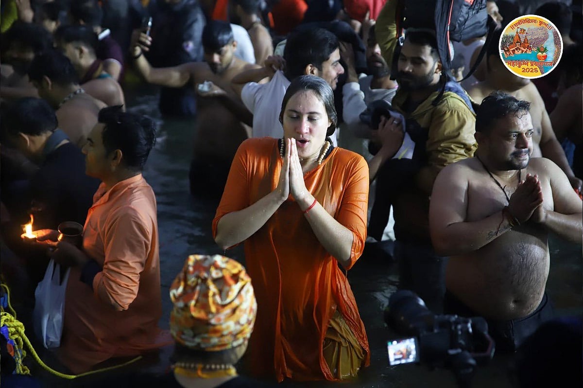C/@Mahakumbh_2025 : Devotees taking part in first 'Amrit Snan' at Maha Kumbh in Prayagraj