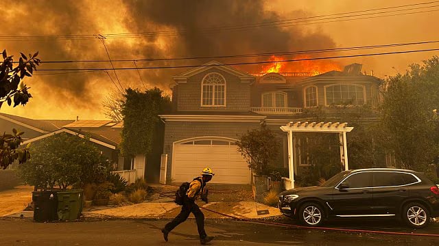 AP : A firefighter in action at the Palisades Fire in Los Angeles
