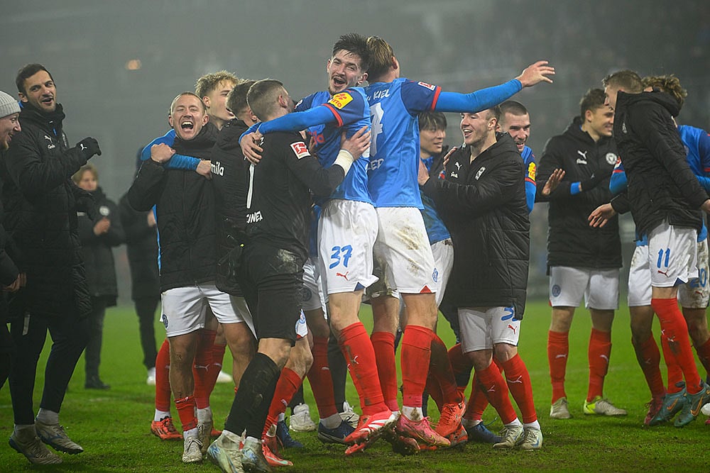 | Photo: Gregor Fischer/dpa via AP : Germany Soccer Bundesliga: Holstein Kiel Vs Borussia Dortmund