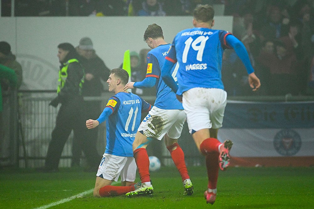 Bundesliga Soccer: Borussia Dortmund vs Holstein Kiel