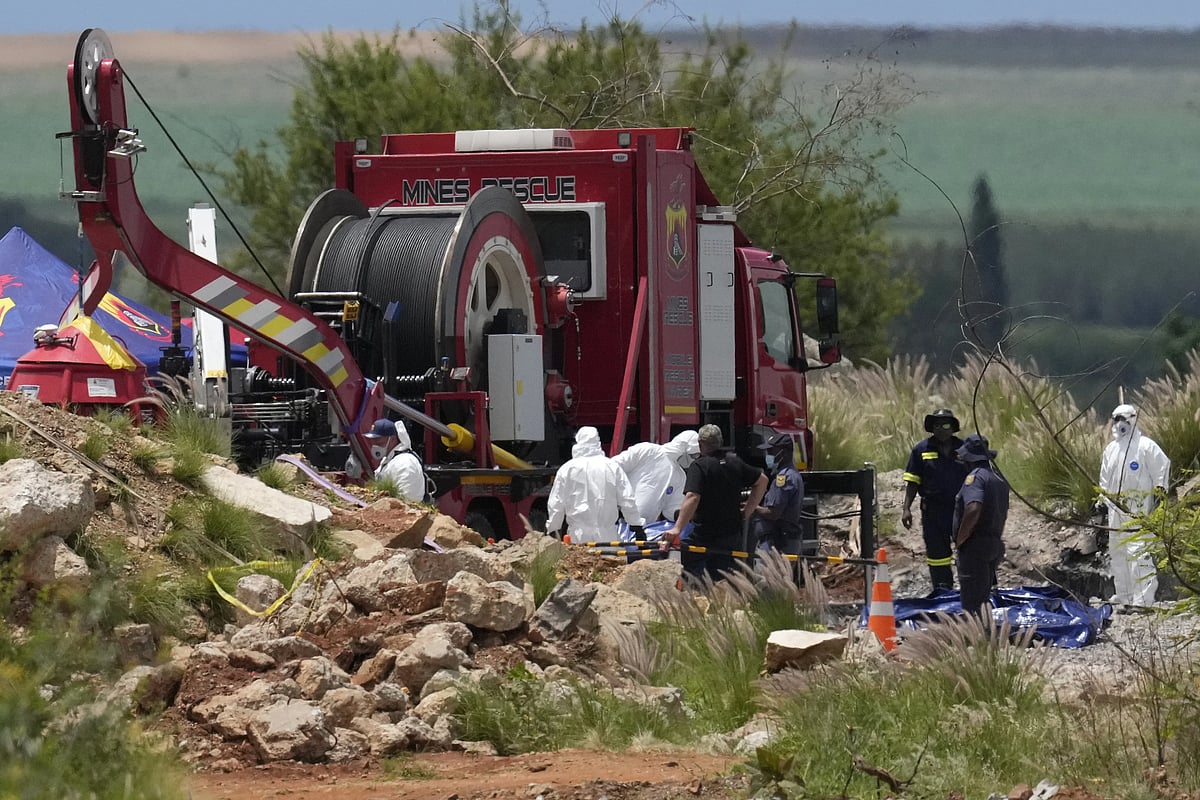 AP : South Africa gold miners rescue operation.