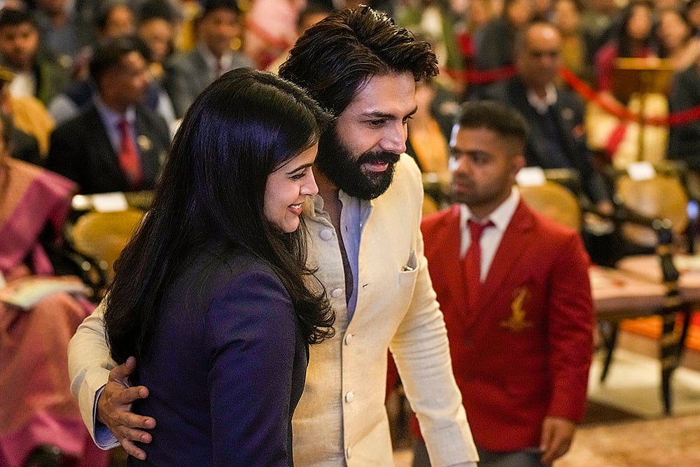 National Sports Awards 2024: Actor artik Aaryan greets shooter Manu Bhaker 