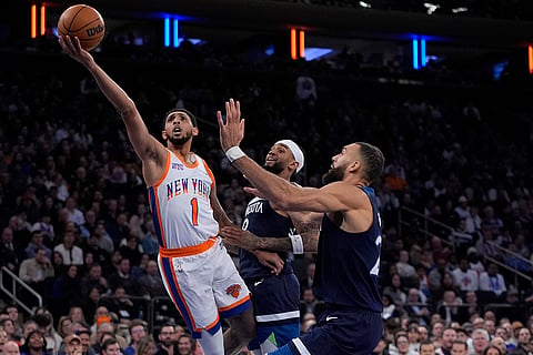 NBA 2024-25: Knicks' Cameron Payne (1) drives past Minnesota Timberwolves' Nickeil Alexander-Walker (9) and Rudy Gobert