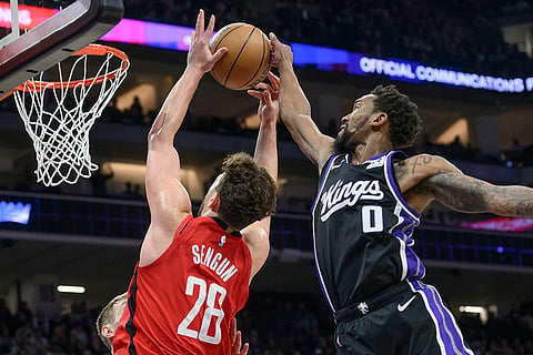 NBA 2024-25: Kings guard Malik Monk (0) blocks a shot by Rockets center Alperen Sengun