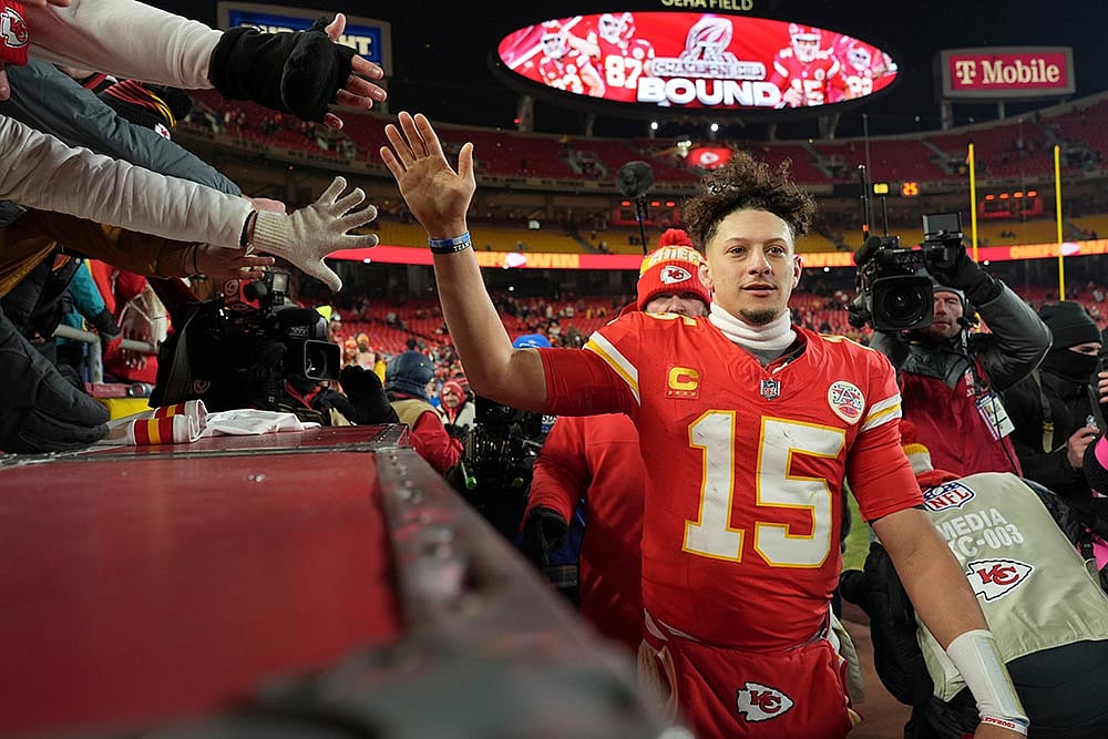 | Photo: AP/Charlie Riedel : Texans Chiefs Football