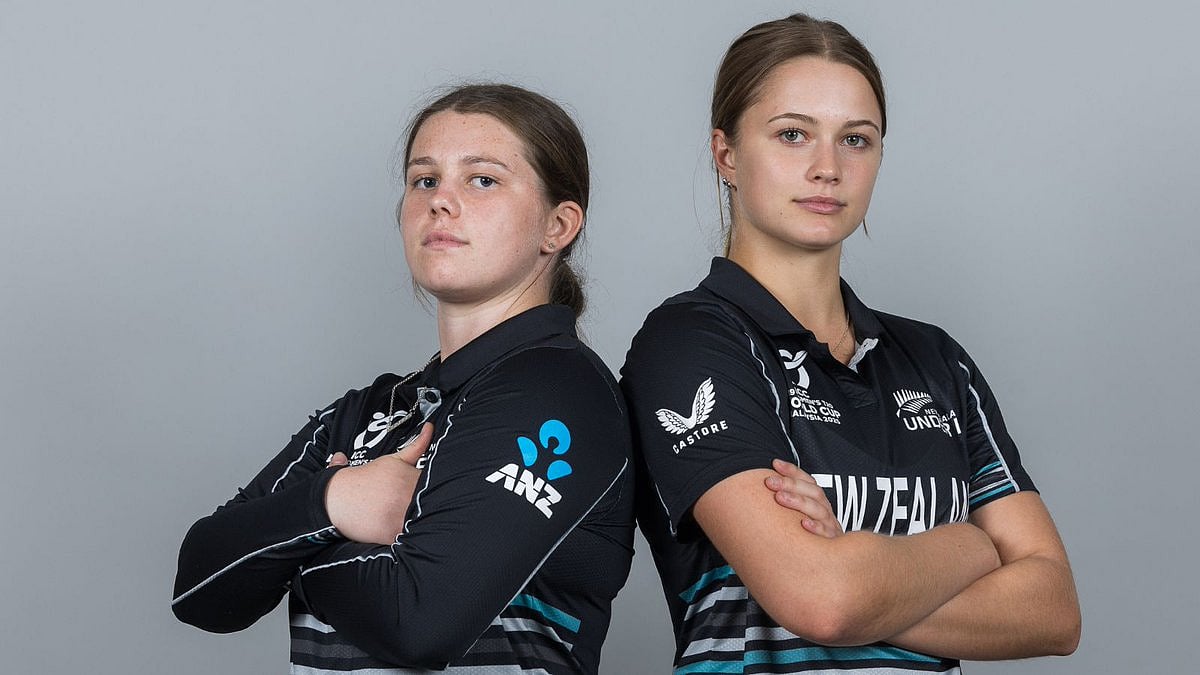 X/ @ICC : Emma McLeod and Elizabeth Buchanan of New Zealand team.