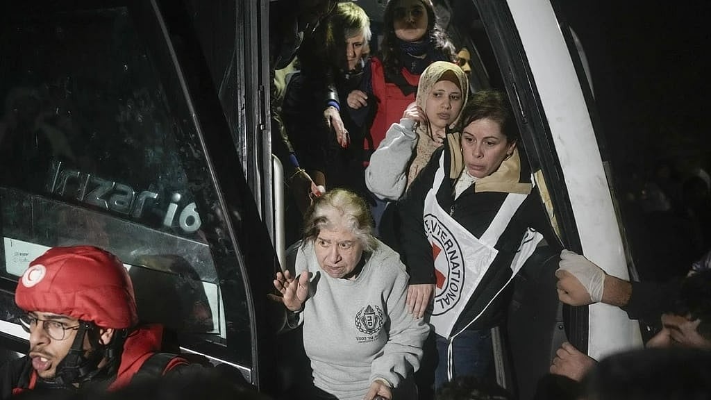 AP : Palestinian prisoners released by Israel.