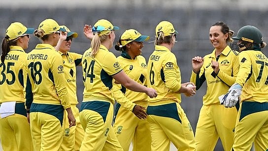 X/cricketaus : Australia women's cricket team celebrating a win.