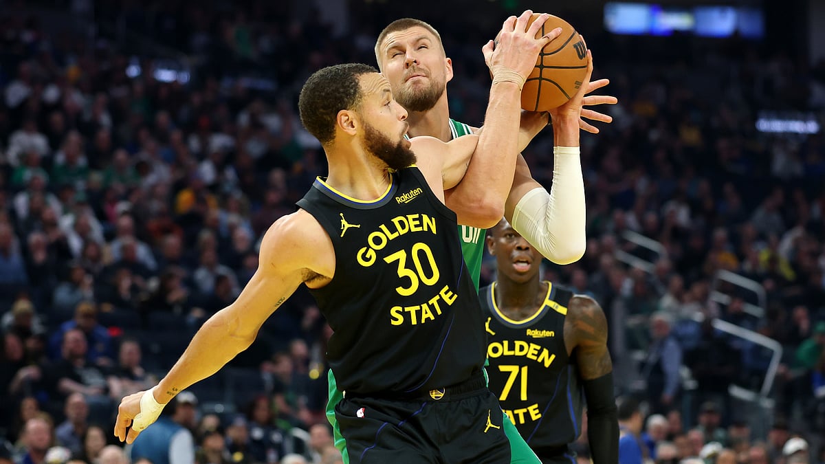 Stephen Curry tussles with Kristaps Porzingis - null