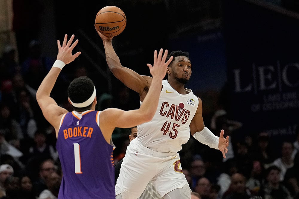 | Photo: AP/Sue Ogrocki : Suns Cavaliers Basketball