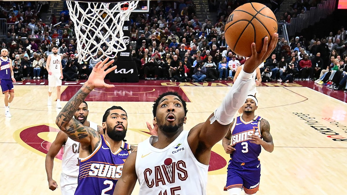 Cleveland Cavaliers guard Donovan Mitchell attempts a shot vs. the Phoenix Suns on Jan. 20, 2025.