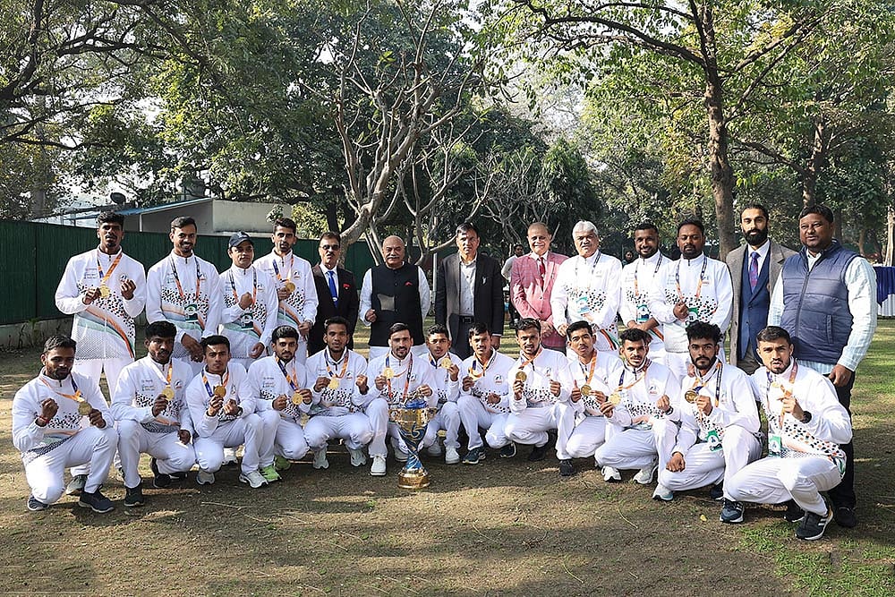 Mandaviya meets Kho Kho players