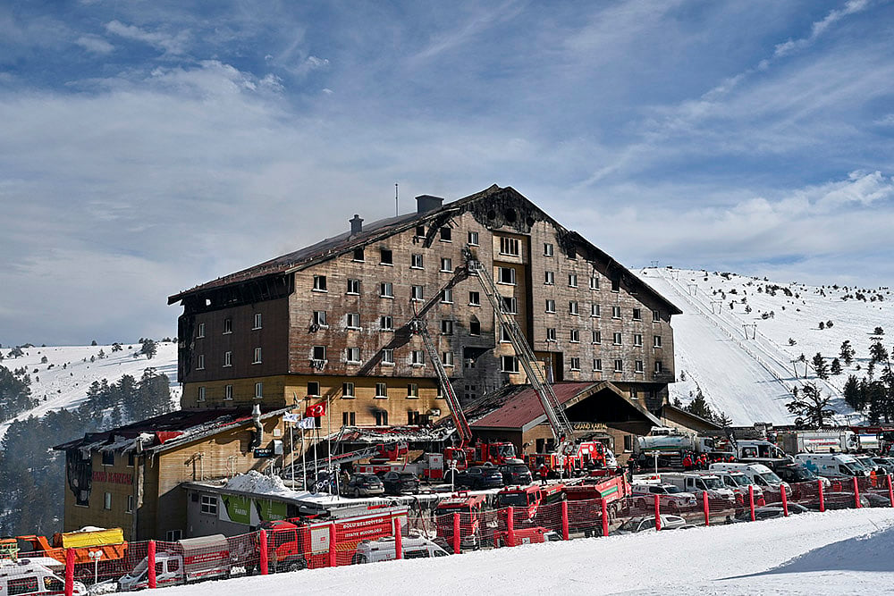 Fire at Kartalkaya Ski Resort Hotel in Turkey_1