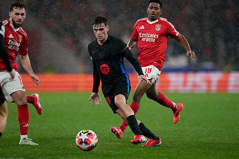 Champions League 2024–25: Frenkie de Jong fights for the ball against Leandro Barreiro