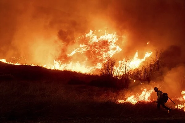 A new raging wildfire erupts in Californias Los Angeles